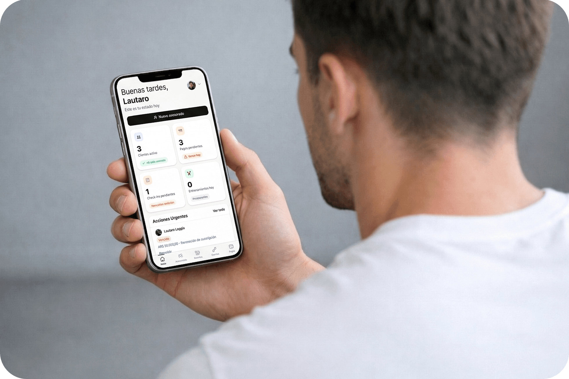 Dashboard del coach con métricas y acciones urgentes